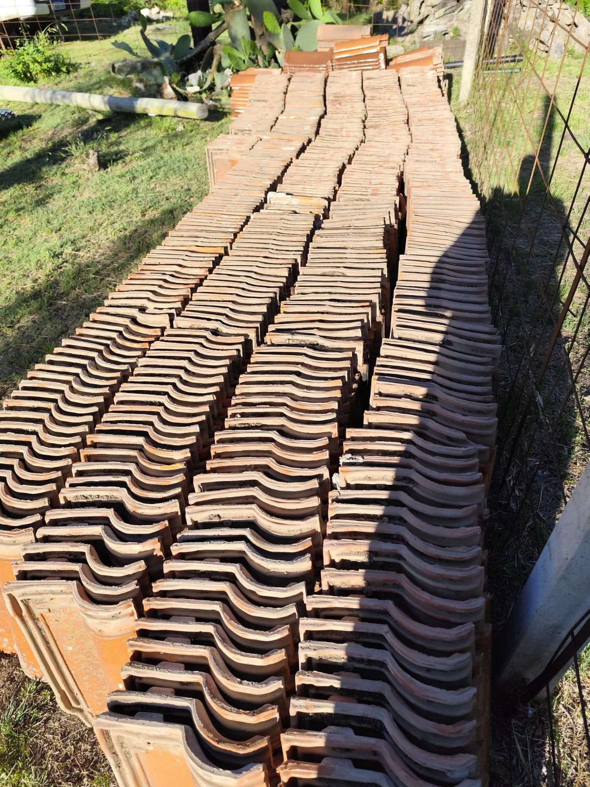 TEJAS ROMANAS. marca CALVU Olavarria