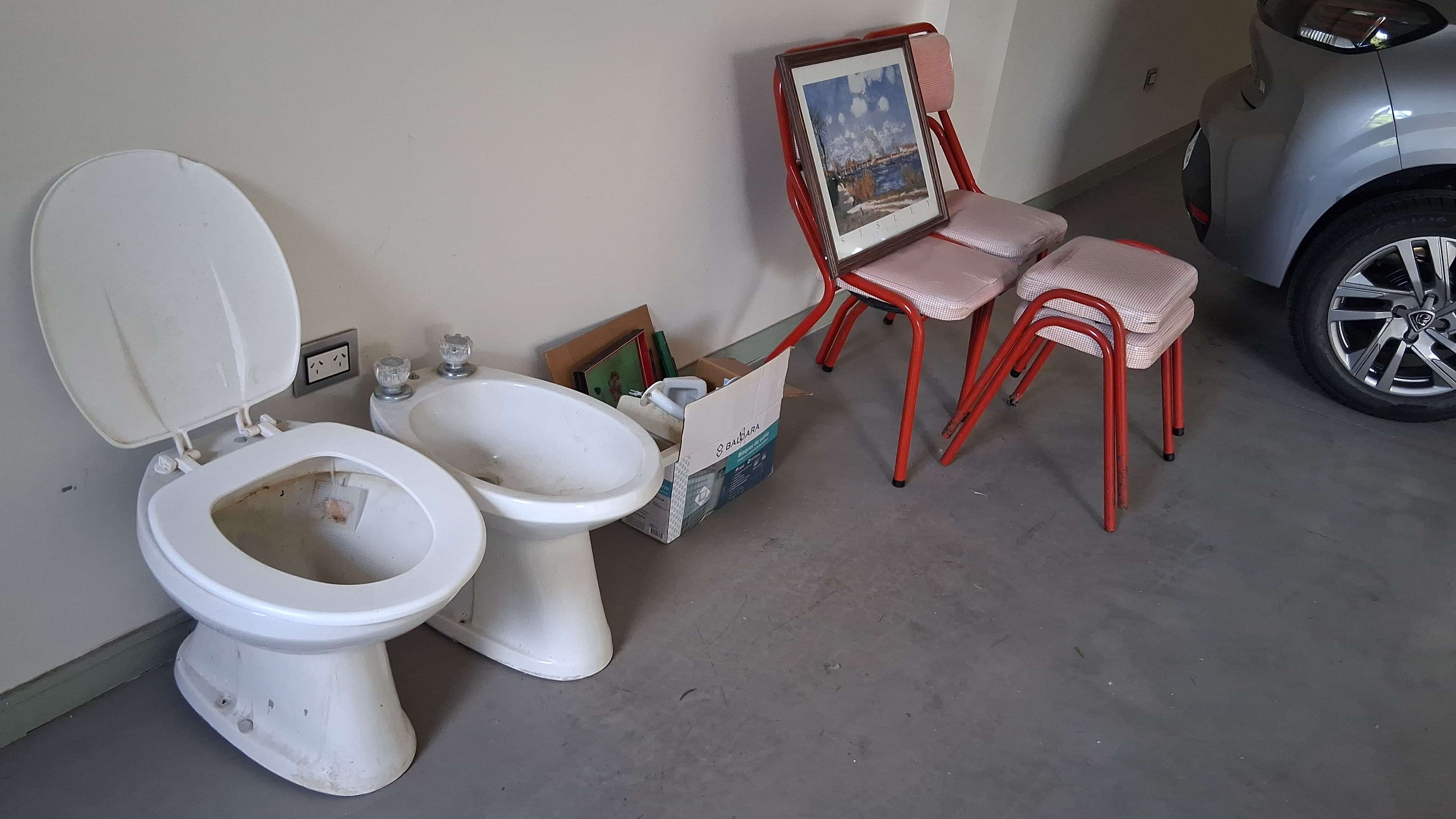Inodoro, bidet, azulejos de reposición San Lorenzo celestes, accesorios. Sillas y banquetas