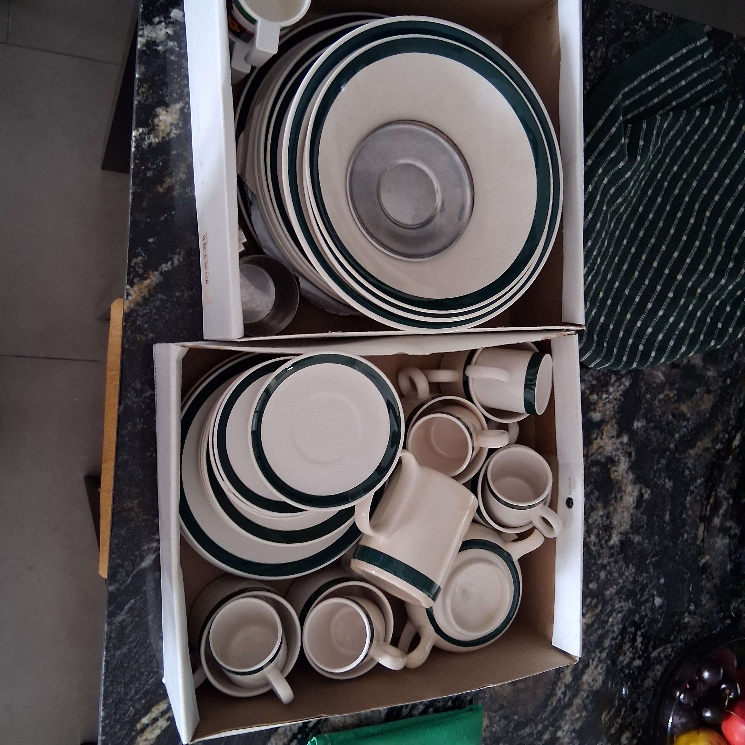 Inodoro, bidet, azulejos de reposición San Lorenzo celestes, accesorios. Sillas y banquetas