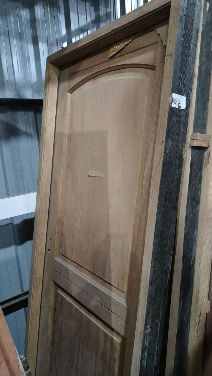 Puerta de madera ingreso