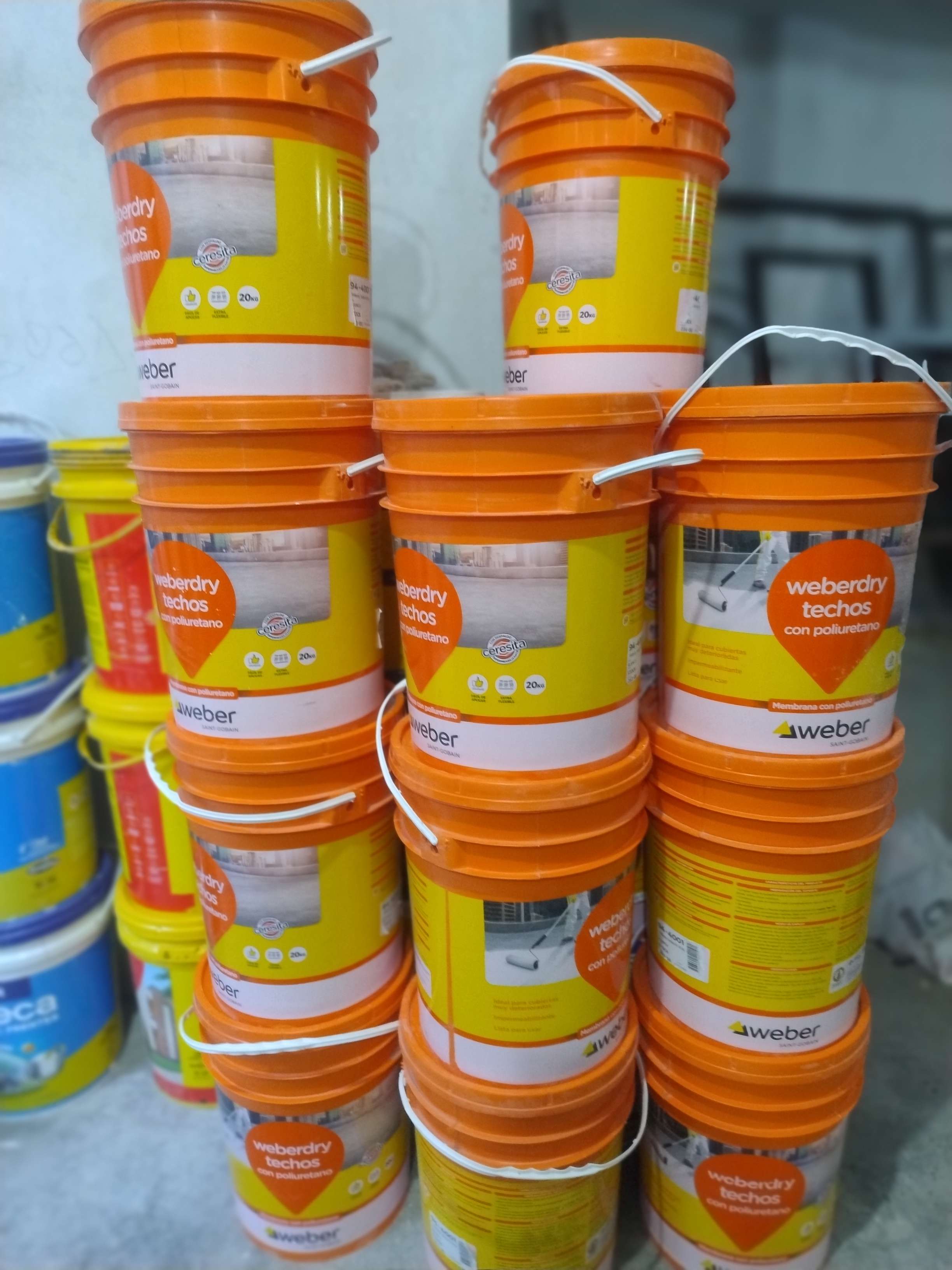 Por unidad 85.000 si es por los 10 tachos una oferta imperdible por 800.000