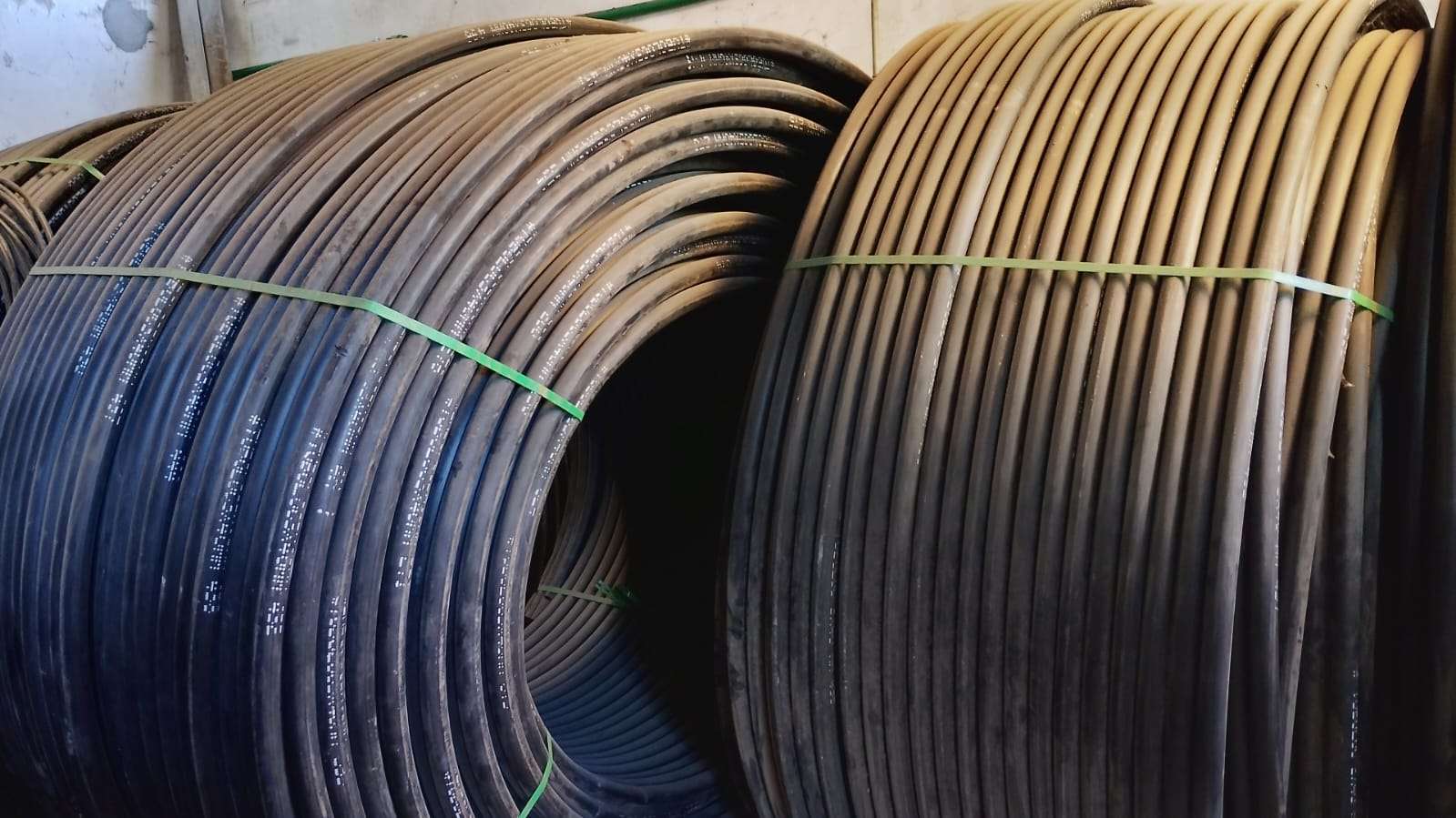 Tritubo de polietileno de alta densidad marca Ecotubos, 3 conductos de 40mm, rollos de 500 metros cada uno. Producto nuevo sin uso, sobrante de obra. 8 rollos disponibles.