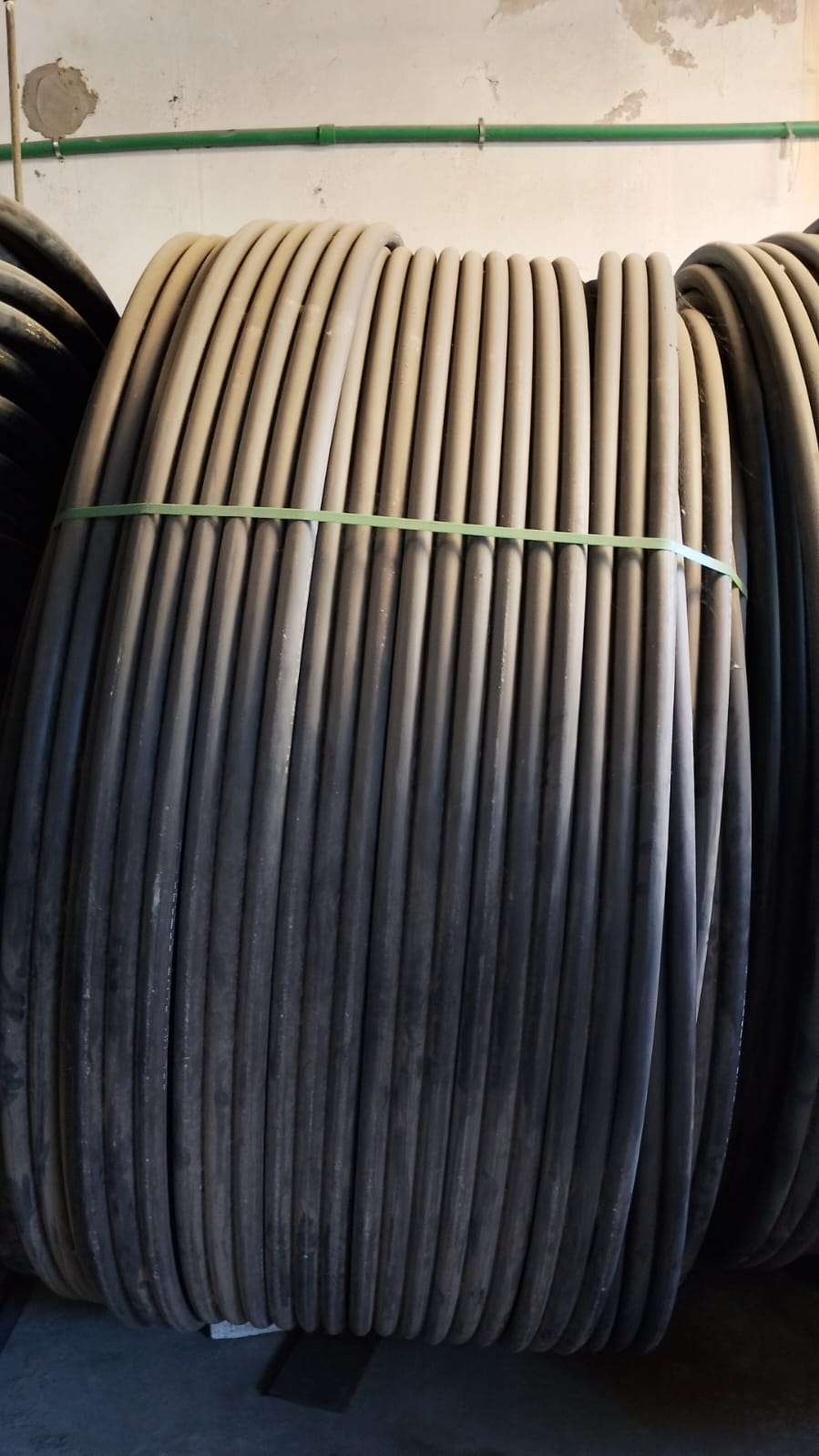 Tritubo de polietileno de alta densidad marca Ecotubos, 3 conductos de 40mm, rollos de 500 metros cada uno. Producto nuevo sin uso, sobrante de obra. 8 rollos disponibles.