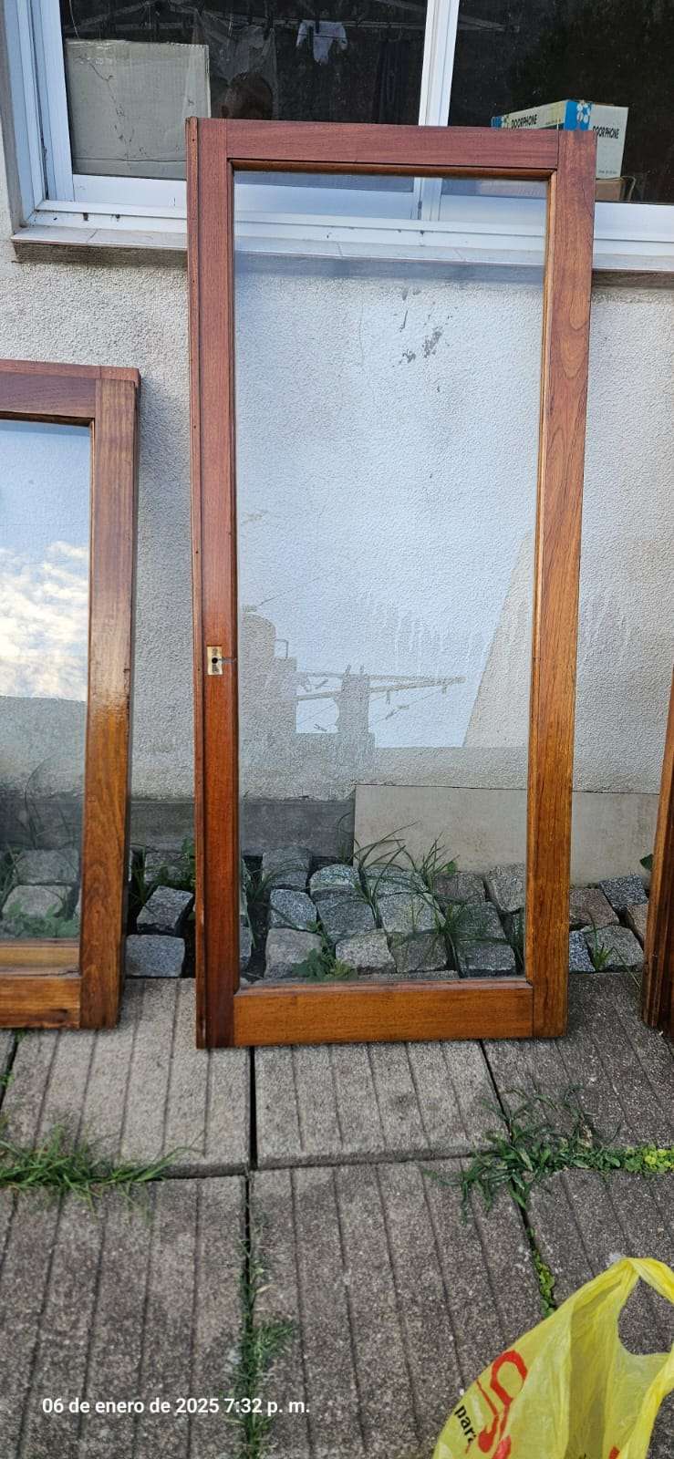 Hojas ventanas de cedro