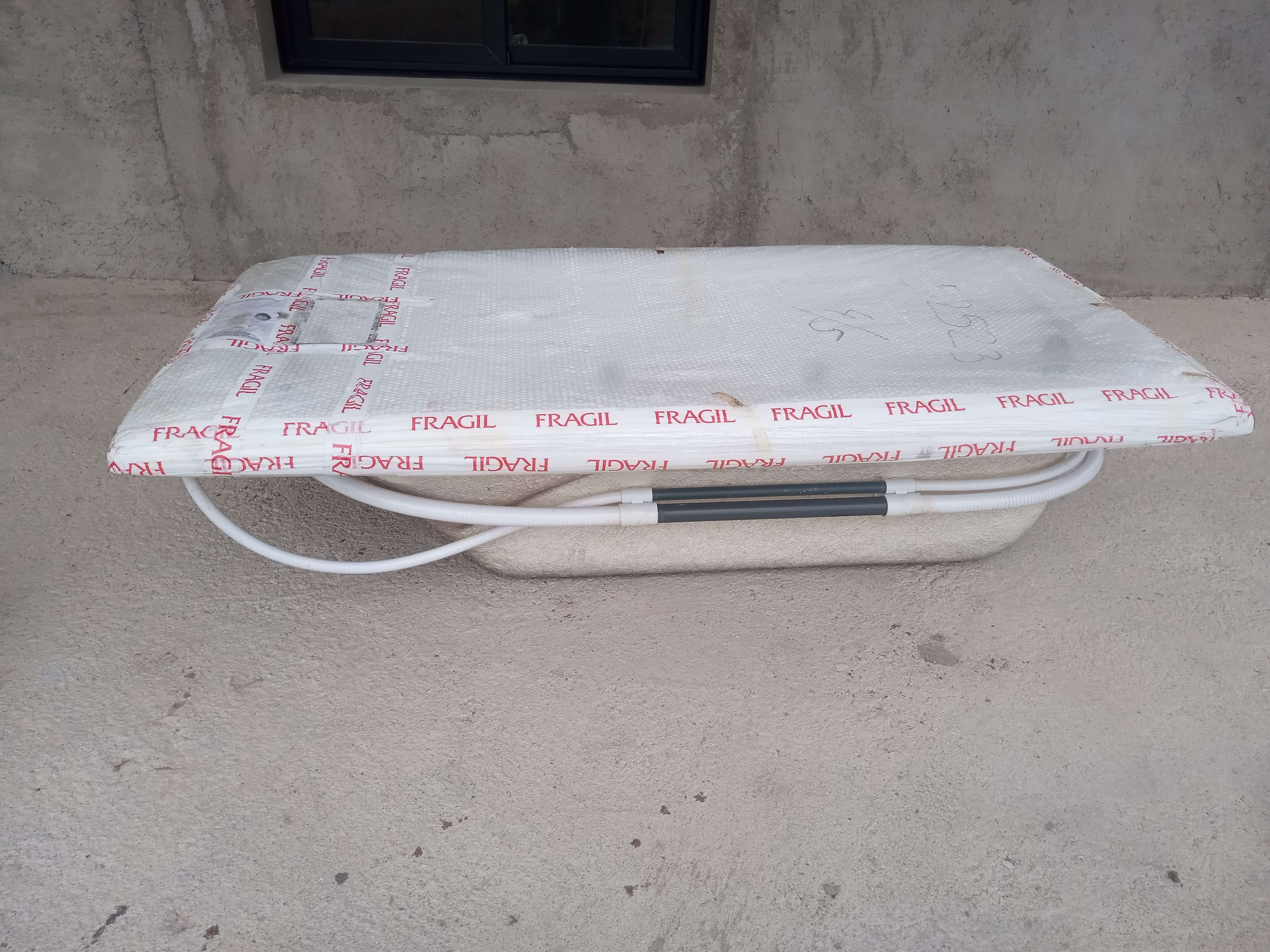 HIDROMASAJE: MARCA: BAÑOMANIA. NUEVA SIN USO. MODELO PENÉLOPE Y DEPOSITO MOCHILA PARA INODORO A CADENA FUNDICION HIERRO- Marca: Frymap