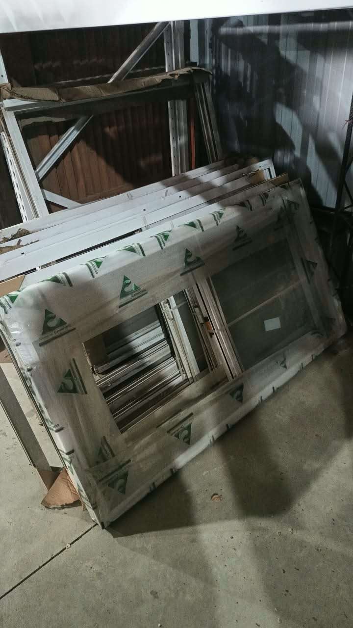 ventana de aluminio blanca
