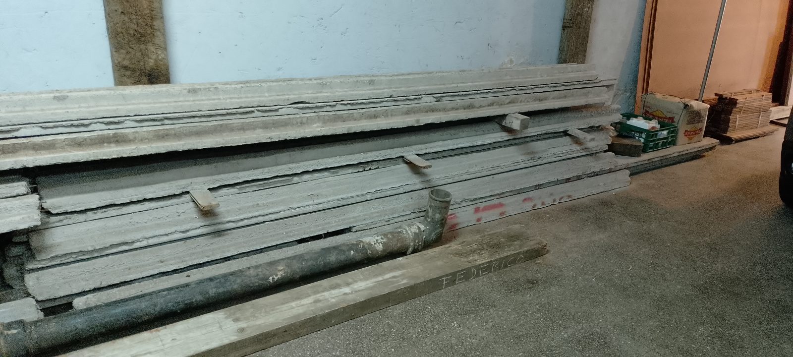 Vendo viguetas de hormigón , hay entre 45 y 50 viguetas y las medidas son: 1 de 4.70/1 de 4.40/1 de 4.30/1 de 4.10/1 de 3.80/1 de 3.60 Y las demás son de 3.40 , 3.30 , 3.10. La viguetas se retiran por CABA ( barrio caballito ). Pido 200.000 por todo.