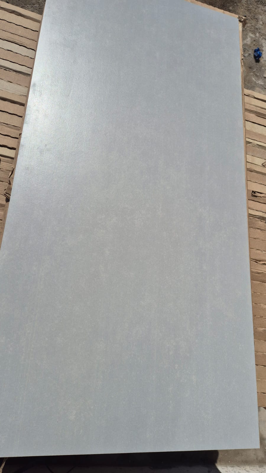 Porcelanicos gris de 58 x 120 cm. En cajas cerradas. Total 66 m2