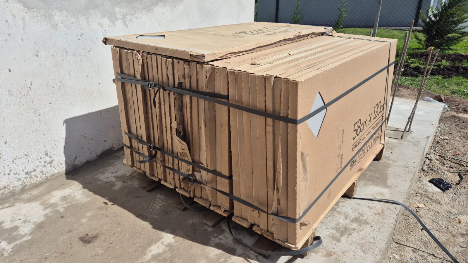 Porcelanicos gris de 58 x 120 cm. En cajas cerradas. Total 66 m2