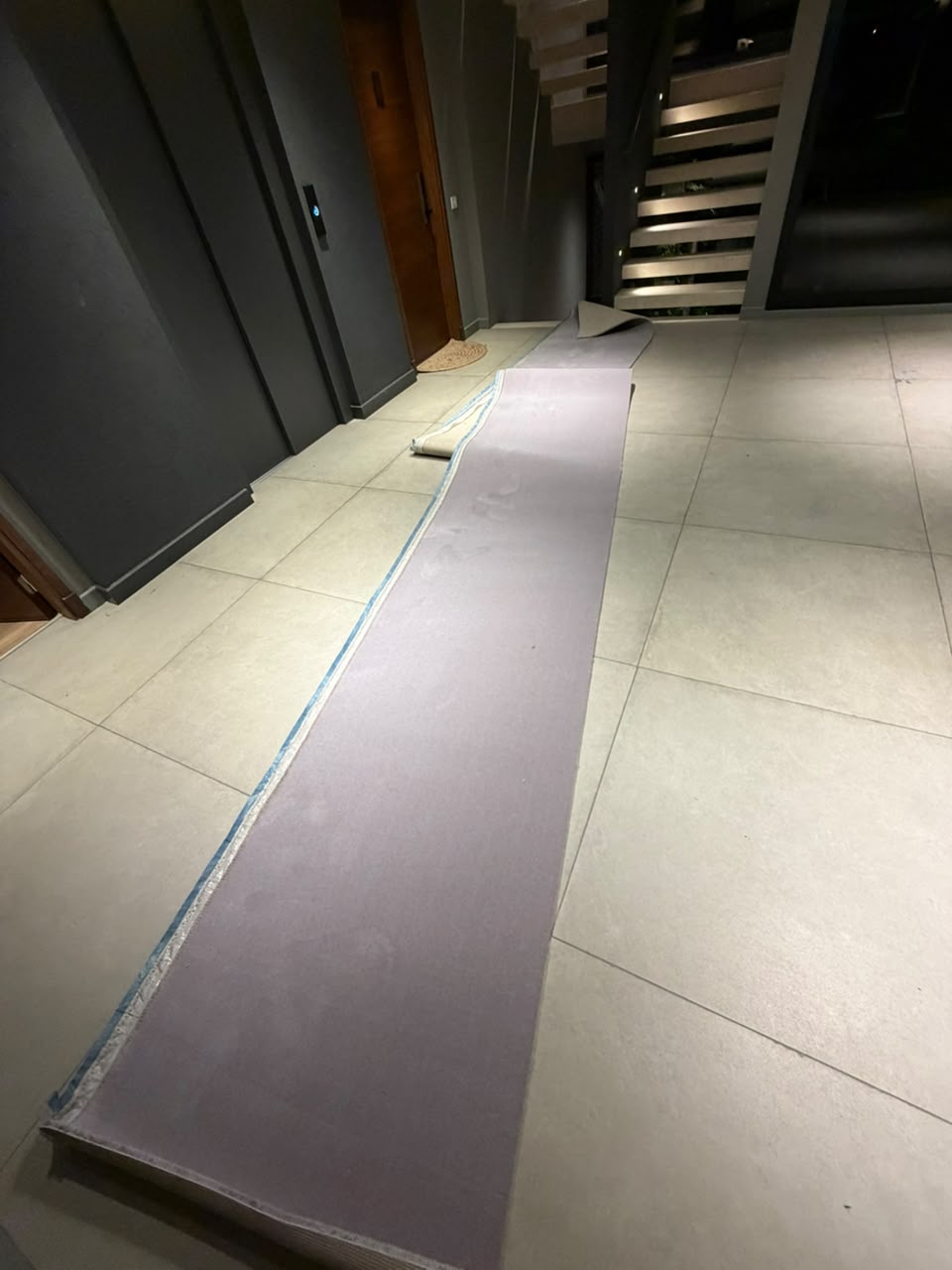 Alfombra color GRIS  de  8.80mtsx0.90mts