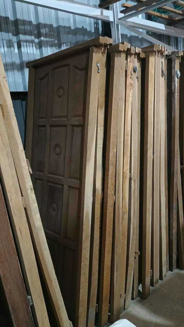 puerta de amdera con detalles circulares