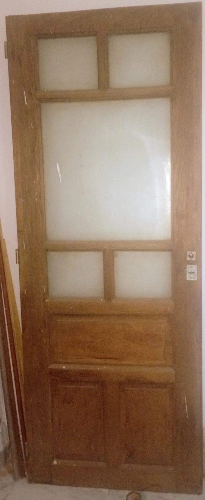 Puerta antigua de cedro maciza,con vidrios esmerilados, bisagras de bronce