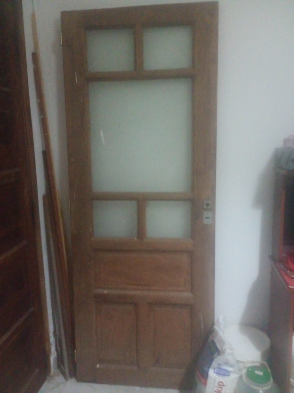 Puerta antigua de cedro maciza,con vidrios esmerilados, bisagras de bronce