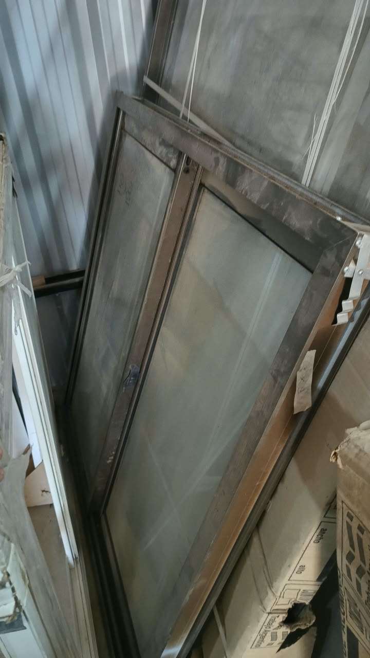 Ventana de 110x120 aluminio marron