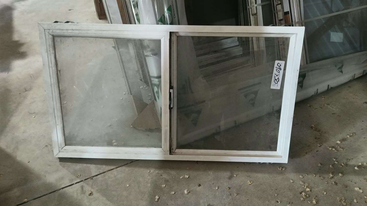 ventana de PVC blanca de 90x50