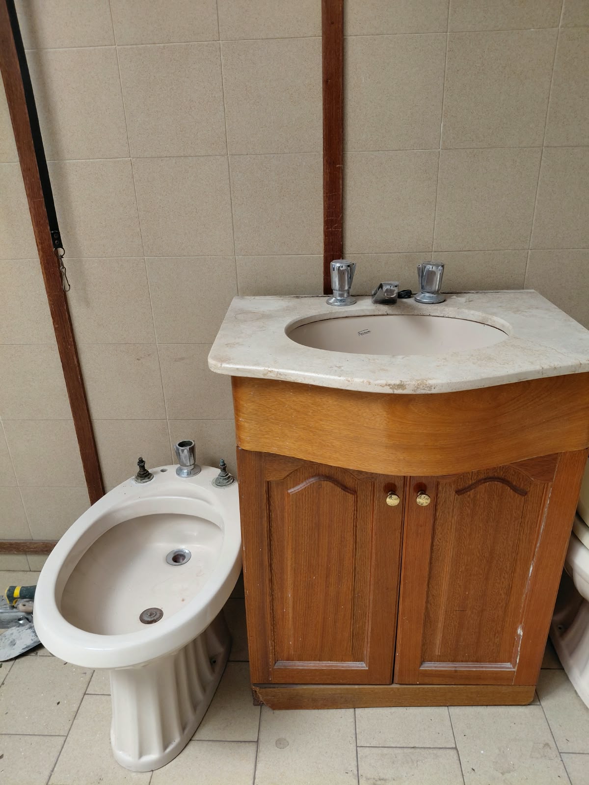 Sanitarios de baño en beige