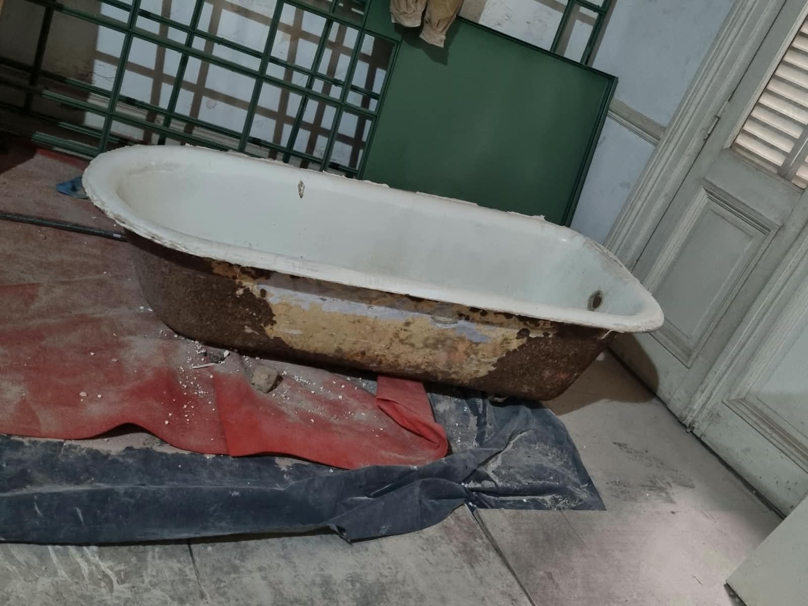 Bañera en buen estado, lista para instalar