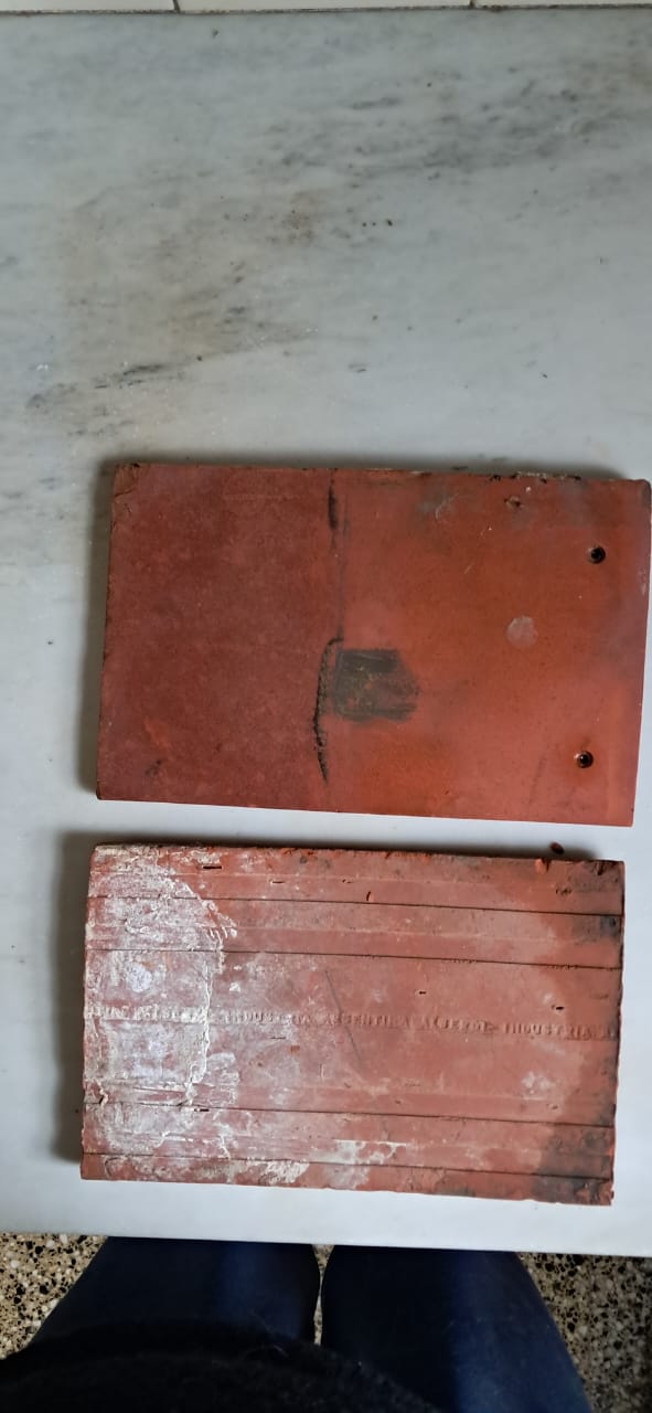 Tejas planas Normandas, desmontadas y listas para ser cargadas