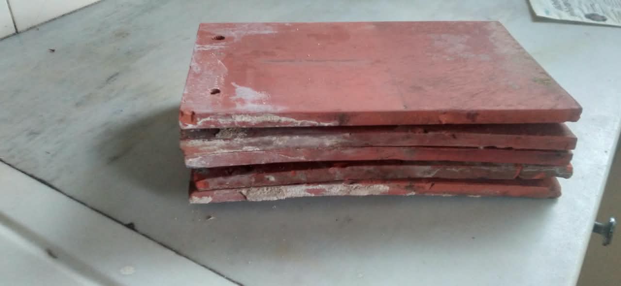 Tejas planas Normandas, desmontadas y listas para ser cargadas